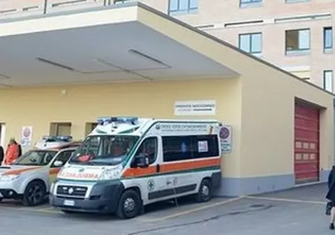 O româncă a vrut să se sinucidă în Italia printr-o metodă nemaiîntâlnită. Doi africani au salvat-o