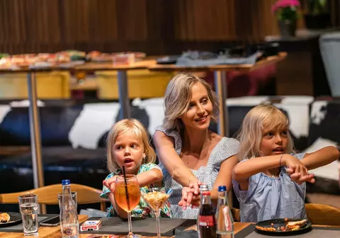 VIDEO/ Andreea Perju și-a pus fetițele la muncă. "Sunt implicate în afacerea noastră". Crede că așa vor aprecia valoarea banului