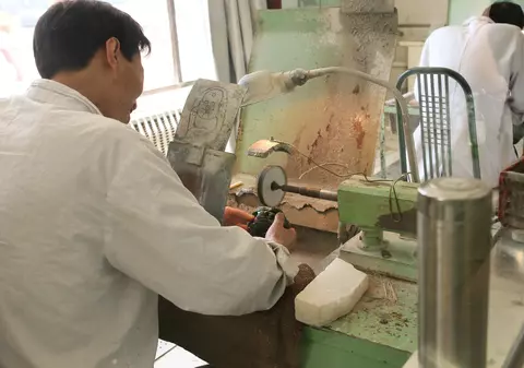 Șocant! Angajați obligați de șefi să bea apă din toaletă și să mănânce gândaci! De ce nu au vrut să denunțe abuzurile