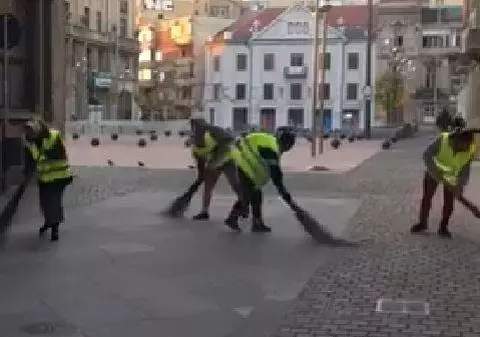 Primii asistați sociali scoși la muncă de primarul Timișoarei. Nicolae Robu i-a filmat la mătură