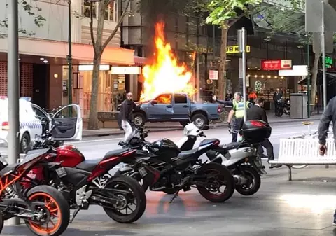 UPDATE / Atac terorist la Melbourne: Un bărbat și-a dat foc la mașină și apoi a înjunghiat mai mulți trecători (FOTO & VIDEO)