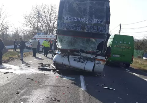Autocar cu 35 de pasageri, implicat într-un accident în Argeș. O persoană a murit și alte patru au fost rănite