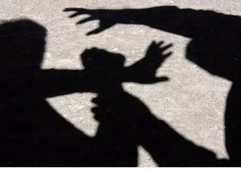 O femeie însărcinată a fost bătută de doi bărbați în fața catedralei din Făgăraș! Unul dintre agresori e tatăl unei prietene!