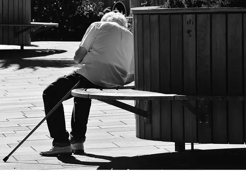 Bătrân de 85 de ani, bătut cu sălbăticie de patru copii din Botoșani. Câți bani i-au furat pensionarului