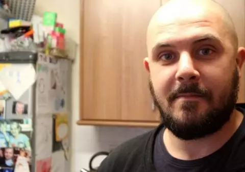 FOTO | Un tată a cerut bani pe internet pentru a putea lua celor cinci copii ai săi cadouri de Crăciun. Este uimitor ce a urmat