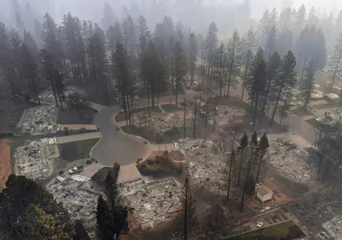 Bilanțul incendiilor de vegetație din California a ajuns la 63 de morți. Peste 600 de oameni, dați dispăruți. Imagini înfiorătoare au fost filmate cu o dronă / VIDEO