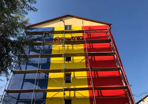 FOTO/ Gest de Centenar: Un bloc din Timișoara a fost vopsit în culorile drapelului României