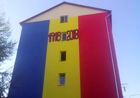 Blocul zugrăvit în tricolor la Timișoara îi aduce administratorului o amendă. Cum s-a ajuns aici