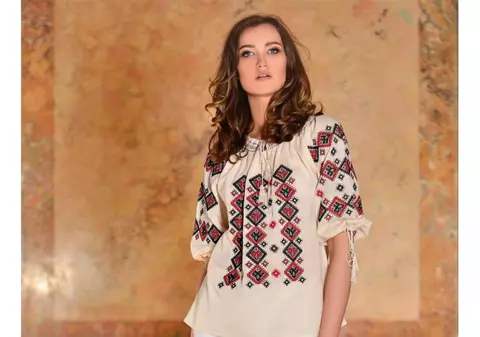 (P) Diverse stiluri de a purta ia românească