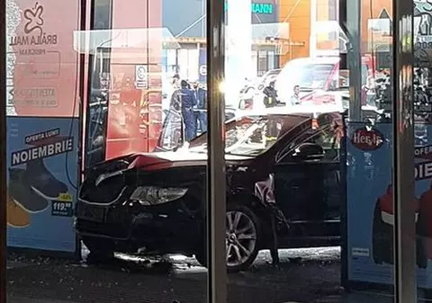 UPDATE: Atac în Brăila, soldat cu zece răniți! Un tânăr a intrat cu mașina în mulțime, după ce a înjunghiat un om