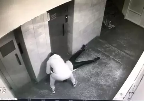 Care este starea tinerei atacate într-o scară de bloc din Alba Iulia. Începe să-și amintească despre clipele de coșmar