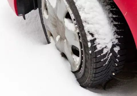 Zeci de mașini au fost lăsate fără roți de doi copii din Gorj! Au vandalizat inclusiv o mașină ale Poliţiei Locale