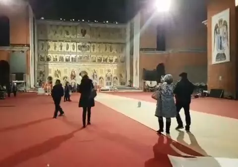 VIDEO | Noi imagini din interiorul Catedralei Mântuirii Neamului, filmate cu numai câteva ore înainte de sfințire. Muncitorii lucrează de zor pentru ca totul să arate impecabil în ziua sfințirii