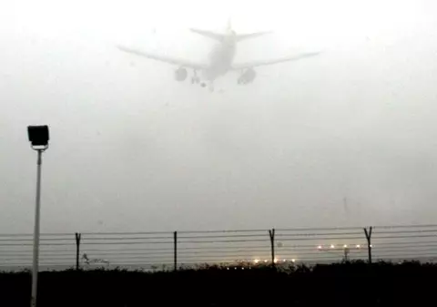 Un avion cu peste 130 de pasageri la bord nu a putut ateriza la Suceava. Direcționat la Iași din cauza ceții
