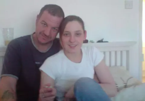 Un bărbat spune că încă își iubește soția după ce femeia și amantul ei au încercat să-l ucidă