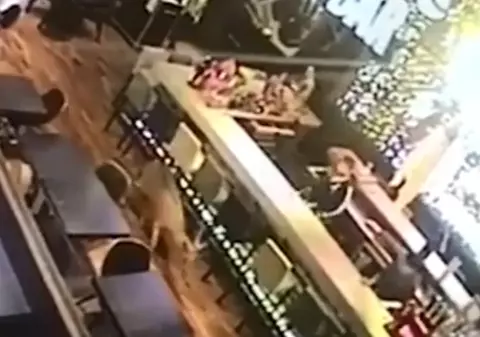 Surpriză totală pentru cei prezenți într-un bar la primele ore ale dimineții! Un "client" neobișnuit și-a făcut apariția | VIDEO
