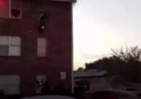 VIDEO | Momentul în care un copil este aruncat de la etaj pentru a fi salvat de un incendiu