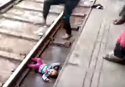 VIDEO | Momentul șocant în care un tren trece peste un bebeluș scăpat pe șine, iar copilul scapă miraculos