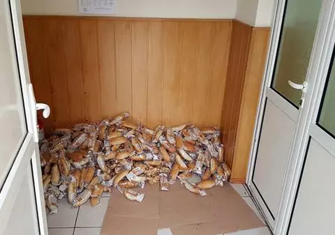 Situație incredibilă la o școală din Galați. Cornuri pentru elevi, depozitate pe jos