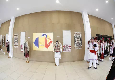 Costum vechi de peste 100 de ani, care a "participat" la Marea Unire, expus la Buzău/ FOTO