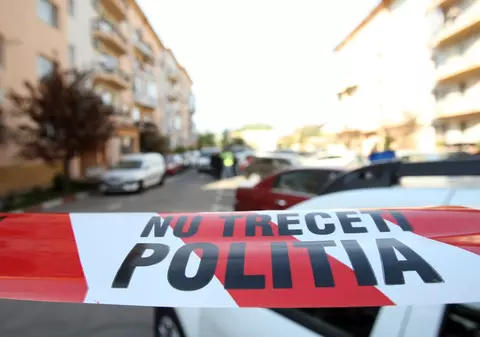 Moartea suspectă a unei femei din Pitești. Fiica ei a găsit-o fără viață în casă, cu bandă adezivă pe față!