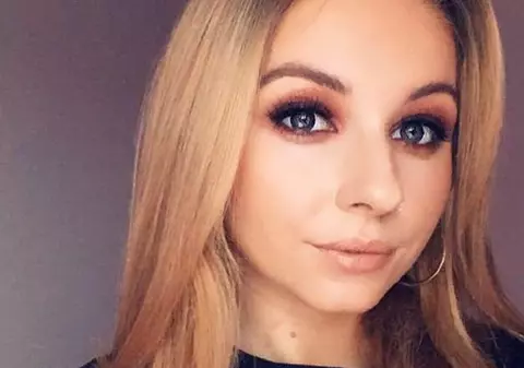 FOTO | Gestul emoționant făcut de o tânără pentru a-și revedea mama. Străinii i-au sărit în ajutor