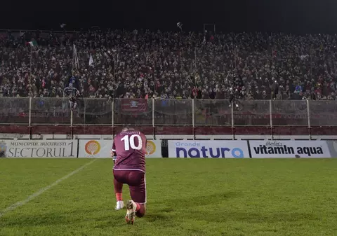 FOTO/Daniel Pancu, în genunchi în fața fanilor rapidiști! Declarație de dragoste pentru suporteri, la ultimul meci oficial pe stadionul Giulești: „De asta nu am jucat la Steaua, la Dinamo, datorită lor!”