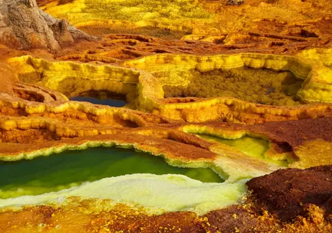 Cele mai periculoase destinații din lume, cu temperaturi extreme, vulcani, gaze toxice, șerpi sau faună otrăvitoare