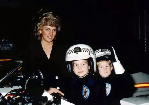 Prințesa Diana a dezvăluit, cu 2 ani înainte de moarte, cum i-a făcut pe William și Harry să fie diferiți de restul familiei regale