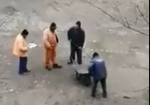 "Doreii" au lovit din nou. Cum au scos apa dintr-o groapă din mijlocul orașului Galați | VIDEO