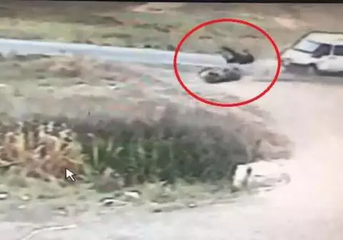 VIDEO | Momentul șocant în care un elev din Vaslui zboară de pe motocicletă după ce se izbeşte violent de o dubă