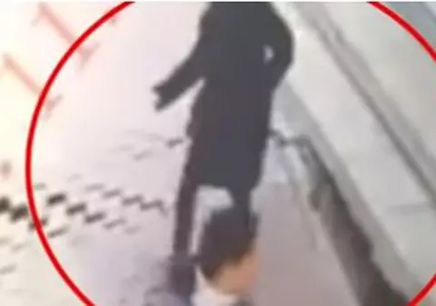 VIDEO | Momentul în care o femeie este înghițită de o groapă uriașă formată în asfalt