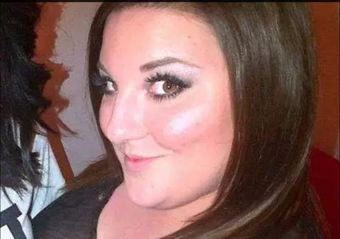 FOTO | Profesoară suspendată de la cursuri, după ce elevii ei au descoperit imagini indecente cu ea pe Facebook. Femeia glumea despre faptul că are ”sânii mari”