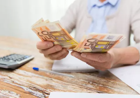O bătrână din Hunedoara i-a trimis peste 11.000 de euro unui bărbat cunoscut pe o rețea de socializare. Ce a urmat a făcut-o să-și regrete gestul