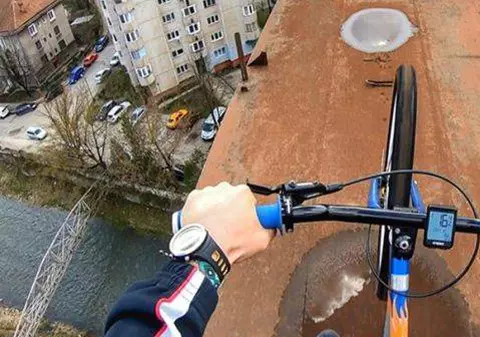 Flaviu Cernescu s-a plimbat cu bicicleta pe funicularul din Reșița. Risca oricând să cadă de la zeci de metri înălțime / VIDEO