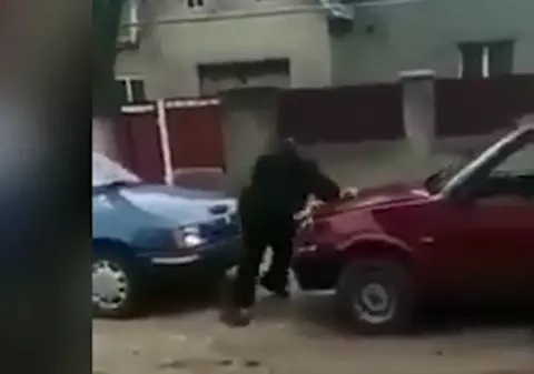 Și-a lovit tatăl intenționat cu mașina! Un bărbat a fost "eroul" unor scene care au îngrozit pe toată lumea