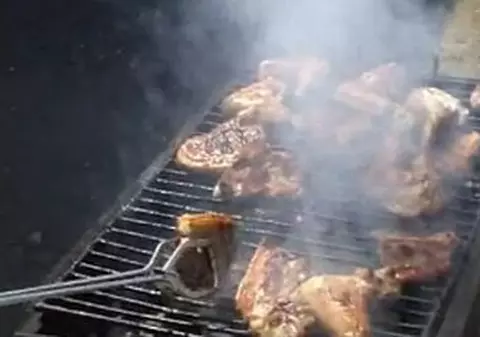 Stricăciuni de 1,5 milioane de euro de la grătare! Primăria Sectorului 6 cheltuiește o avere ca să repare acoperișurile unor blocuri ANL degradate de locuitorii care fac fripturi pe terase