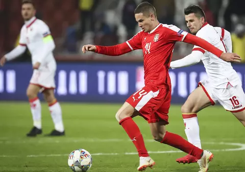 Bătaie la naționala Serbiei! Gacinovici l-a atacat pe selecționerul Krstajici, după ce acesta a decis să-l schimbe la pauza meciului cu Lituania: ”I-a aruncat cu ghetele în cap”