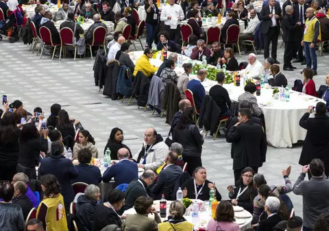 Papa Francisc a luat prânzul cu 1.500 de oameni săraci. Mesajul transmis de Suveranul Pontif