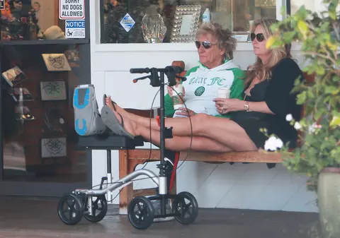 Cosmin Contra, cu cârjele, Rod Stewart, cu scuterul. Legenda rock s-a accidentat la fotbal și se deplasează cu un vehicul special | GALERIE FOTO