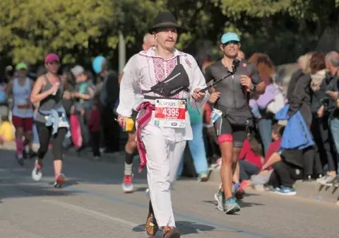 Petru Cazacu a marcat centenarul alergând la un maraton internațional, în opinci și costum popular