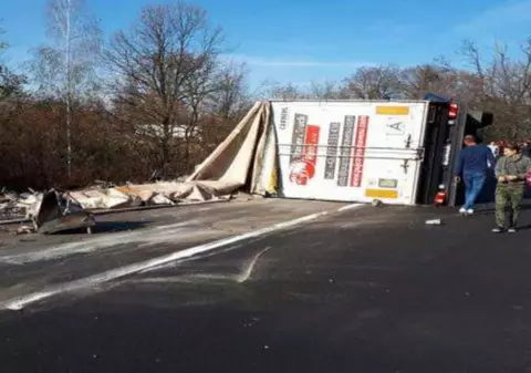 Un TIR s-a răsturnat și a căzut pe o mașină care circula regulamentar. Șoferița accidentată a fost transportată la spital