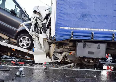 Un șofer român a murit strivit după un teribil accident rutier petrecut în Germania!