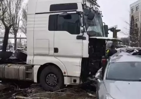 Un şofer de TIR beat a distrus 10 maşini la Iași, după ce a pierdut controlul volanului