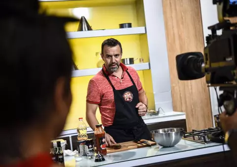 Actorul de filme XXX, Titus Steel, a dat testul în bucătărie la “Chefi la cuţite”. “Am avut 4000 de actrițe“