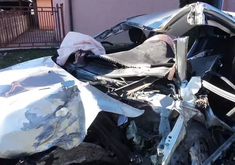 Un tânăr de 18 ani a murit după ce s-a izbit de un stâlp, la 130 de km/h. “Moartea nu întreabă câţi ani ai”