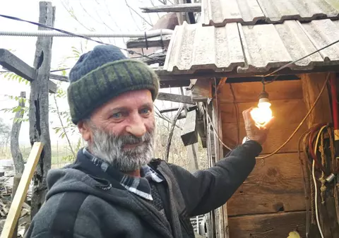 CENTENAR SOLIDAR/ Viața cu 4 lei pe zi. Cu pensia de boală tăiată, Costel Voinac împarte ziare pentru o pâine și-o conservă