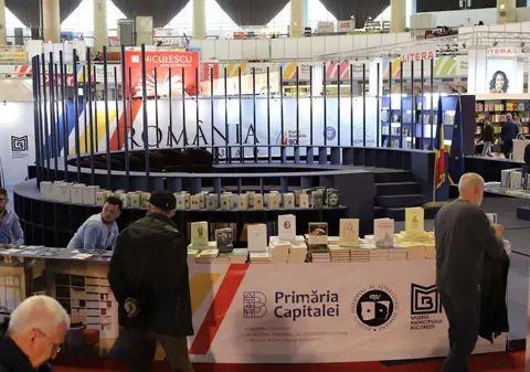 Standul "Centenar" al Primăriei Capitalei de la târgul de carte Gaudeamus, înconjurat cu "gratii"