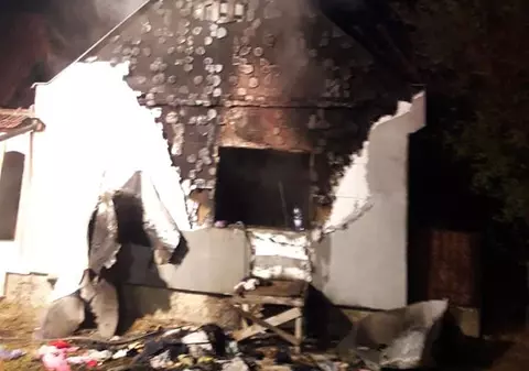O femeie a murit într-un incendiu izbucnit într-o localitate din Timiș. Dormea și o scânteie a sărit din sobă |FOTO
