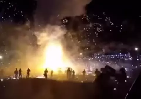 VIDEO | Ploaie de foc la un festival din Myanmar. Un balon cu aer plin cu artificii a explodat